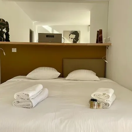 L'olivier - Croisette Martinez, Sur Cour, 1 Min *