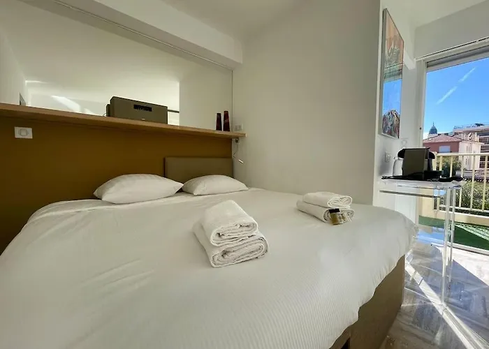 L'olivier - Croisette Martinez, Sur Cour, 1 Min *